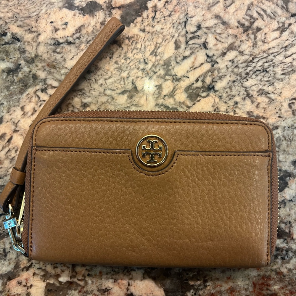 Women’s Tory Burch Pebbled Leather Wristlet Wallet.